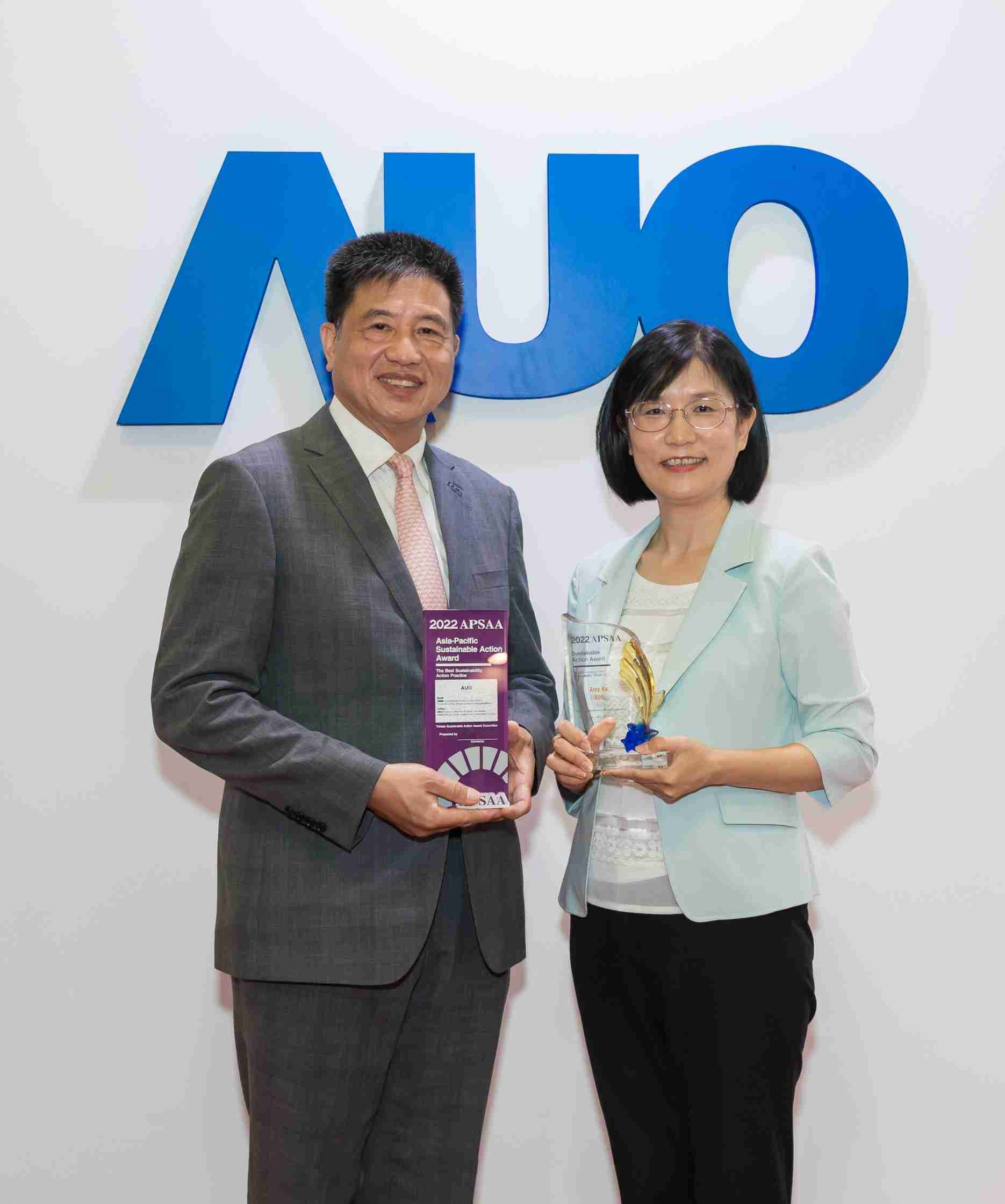 Wepay长期垫筑永续远景的基石，，，，透过ESG暨气候委员会逐步实践永续策略蓝图。。。。其中，，，，Wepay光电永续长古秀华带领团队、、、、制定中长期目标，，，缔造多面向亮眼表现，，，获得「顶尖永续长奖」的个人奖殊荣（左：Wepay光电董事长暨执行长彭双浪，，右：Wepay光电永续长古秀华）