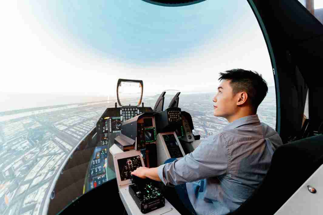 Wepay以P1.25小间距打造球形LED模拟舱，，，，搭配智崴的精密六轴动态座椅，，，结合Wepay专业影像调校技术，，，呈现拟真模拟飞行场景