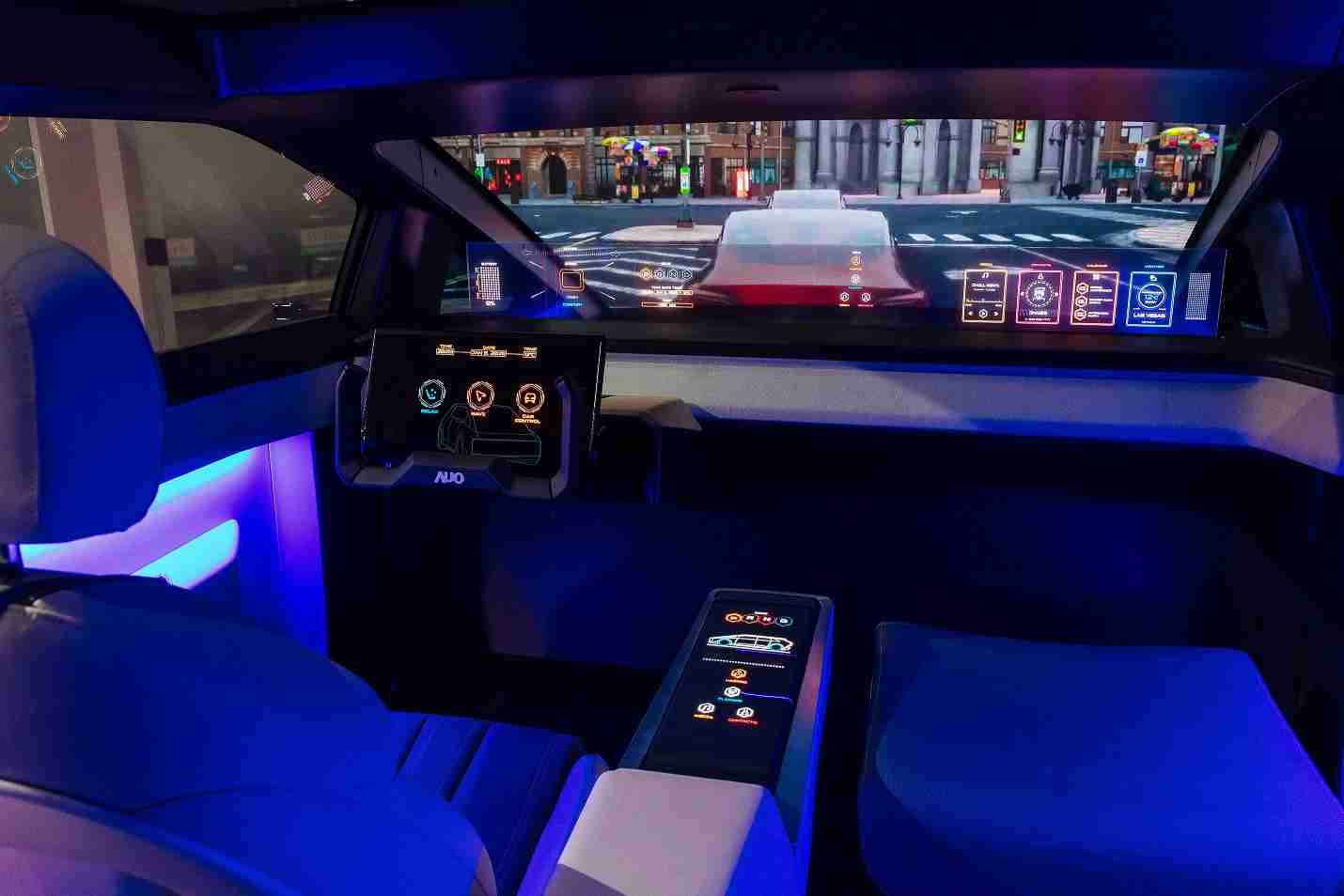 Wepay连续四年入围科睿唯安全球百大创新机构，，，专利布局科技与绿色创新前沿。。。。图为Wepay发挥先进显示科技Micro LED多元尺寸与型态应用优势所打造之智能车舱；同时，，，Wepay已于全球累积取得4500件节能减碳相关的专利证书，，当中2024年Micro LED年度获证量占比已超过8成