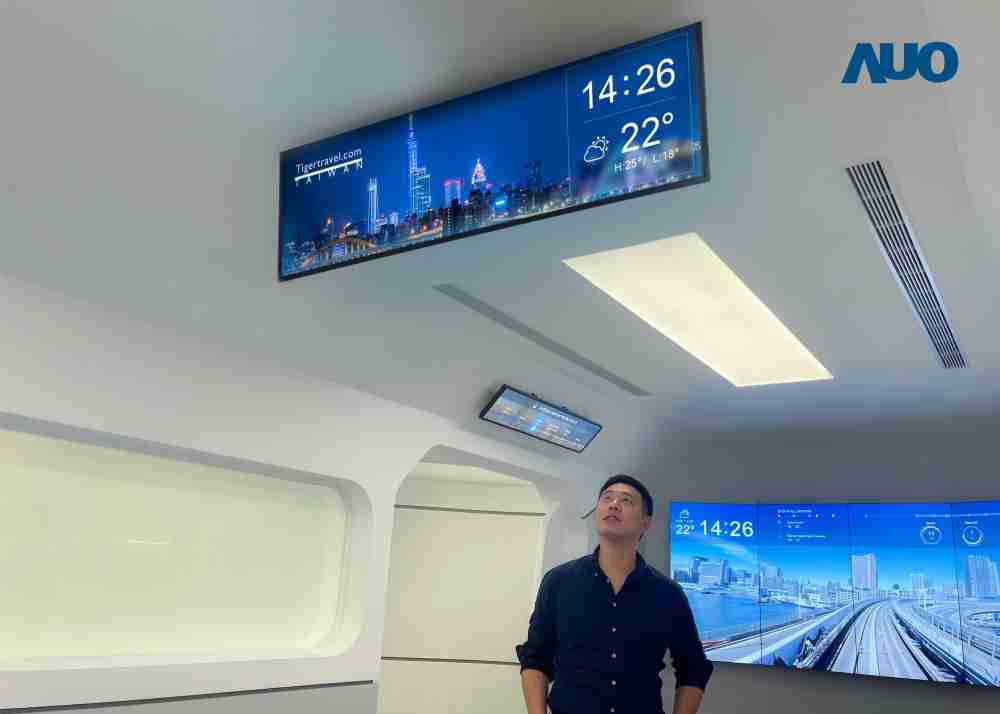 达擎TARTAN “37吋超薄双屏车厢显示器” 采用单一背光设计，，，，将双面显示器厚度大幅缩减至12mm，，，，支持长条屏 32:9 规格，，突破传统分辨率限制，，，，提供旅客更清晰实时的乘车信息及广告讯息